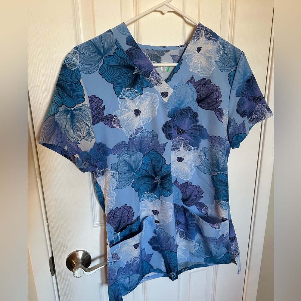 Women floral scrub top